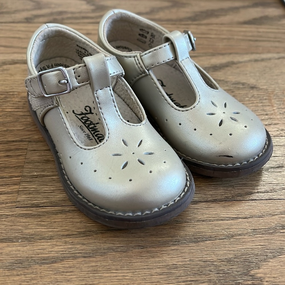 Footmates gold Mary Jane, size 7